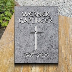 Grabplatte satiniert, Kreuz und Schrift aus Aluminium| Modell 24