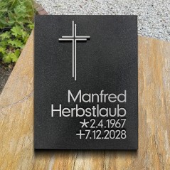 Grabplatte satiniert, Kreuz und Schrift aus Aluminium | Modell 23