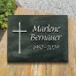 Grabplatte matt satiniert, Schrift und Kreuz aus patiniertem Aluminium | Modell 11