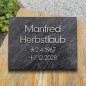 Grabplatte matt satiniert, Schrift in Aluminium | Modell 44 Grabplatte matt satiniert, Schrift in Aluminium | Modell 44