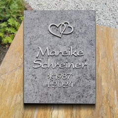Grabplatte satiniert, mit Herzen und Schrift aus Aluminium | Modell 47
