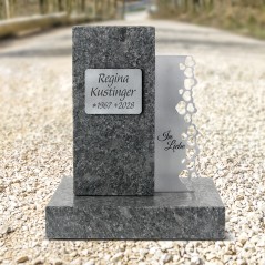 Stele satiniert, mit gravierter Schrifttafel und Designelement Herzen
