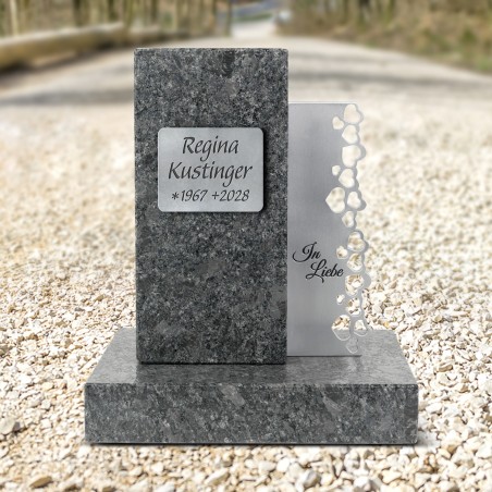 Stele satiniert, mit gravierter Schrifttafel und Designelement Herzen